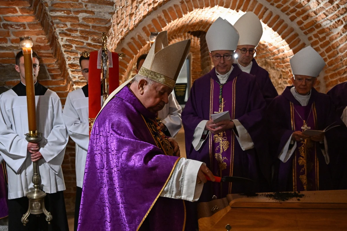 "Był przekonany, że pasterz nie może milczeć, gdy zagrożona jest prawda o człowieku" - mówił abp Tadeusz Wojda podczas uroczystości pogrzebowych abp. Józefa Michalika. Były przewodniczący Konferencji Episkopatu Polski (KEP) spoczął w podziemiach przemyskiej Bazyliki Archikatedralnej.