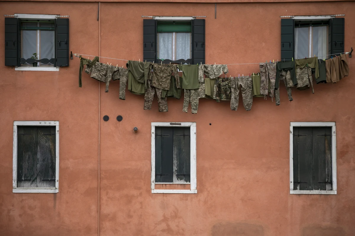 Biennale Sztuki w Wenecji, jedno z najważniejszych wydarzeń artystycznych świata, w tym roku stało się areną nie tylko dla sztuki, ale i dla politycznego protestu. W sobotę, podczas otwarcia wystawy dla publiczności, Wenecja rozbrzmiała dźwiękami alarmów lotniczych, a na ulicach pojawiły się przedmioty ocalałe z ukraińskich ruin. Manifestacje przeciwko obecności Rosji na Biennale przyciągnęły uwagę nie tylko zwiedzających, ale i całej Europy.