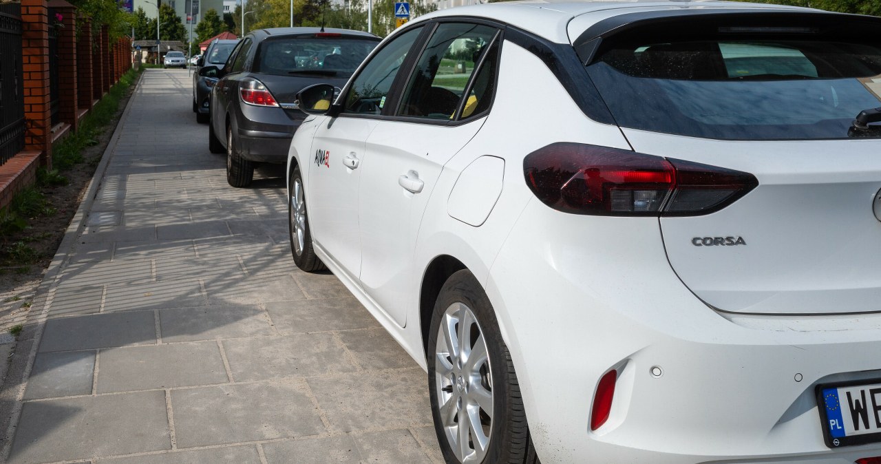 Ten przepis o parkowaniu to pułapka na kierowców samochodów elektrycznych