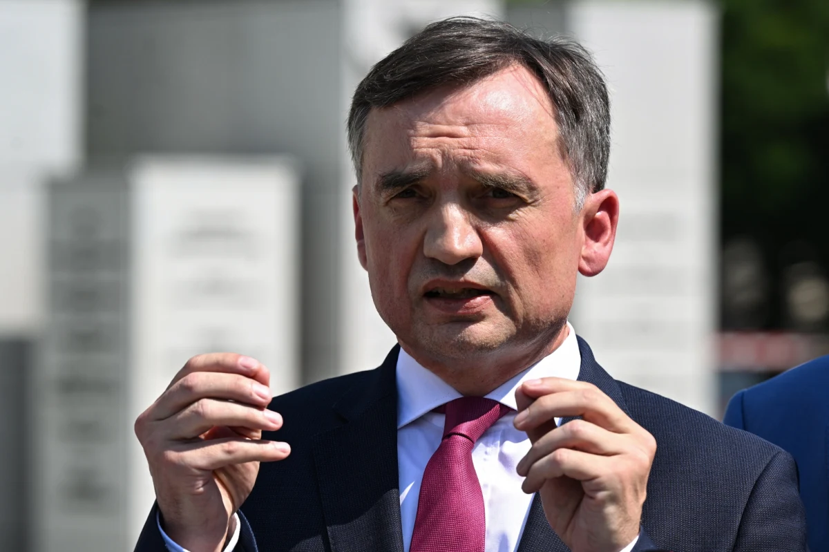 TV Republika poinformowała, że Zbigniew Ziobro przebywa w USA. Sprawę komentują politycy. "Jak przystało na członków grup przestępczych, chowają się jak szczury w różnych częściach świata" - napisał w mediach społecznościowych Krzysztof Brejza, europoseł KO. "Proszę nie być miękiszonem" - zaapelował do Ziobry minister cyfryzacji Krzysztof Gawkowski.