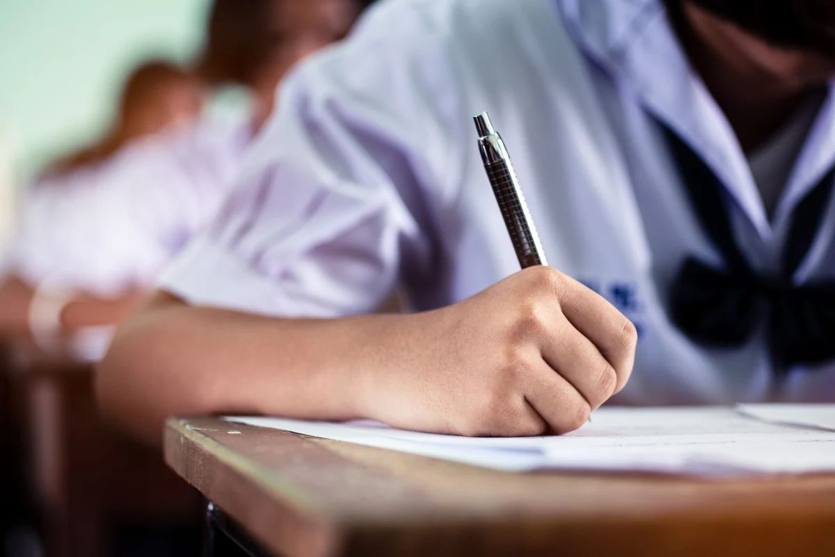 Już 11 maja uczniowie klas ósmych rozpoczną egzaminy końcowe z języka polskiego, matematyki oraz języka obcego. To kluczowy moment, który zdecyduje o ich dalszej edukacyjnej ścieżce. Po egzaminach młodzież stanie przed wyborem szkoły ponadpodstawowej – liceum lub technikum. W podjęciu tej ważnej decyzji pomocne mogą być coroczne rankingi najlepszych szkół średnich, przygotowywane przez miesięcznik "Perspektywy". 