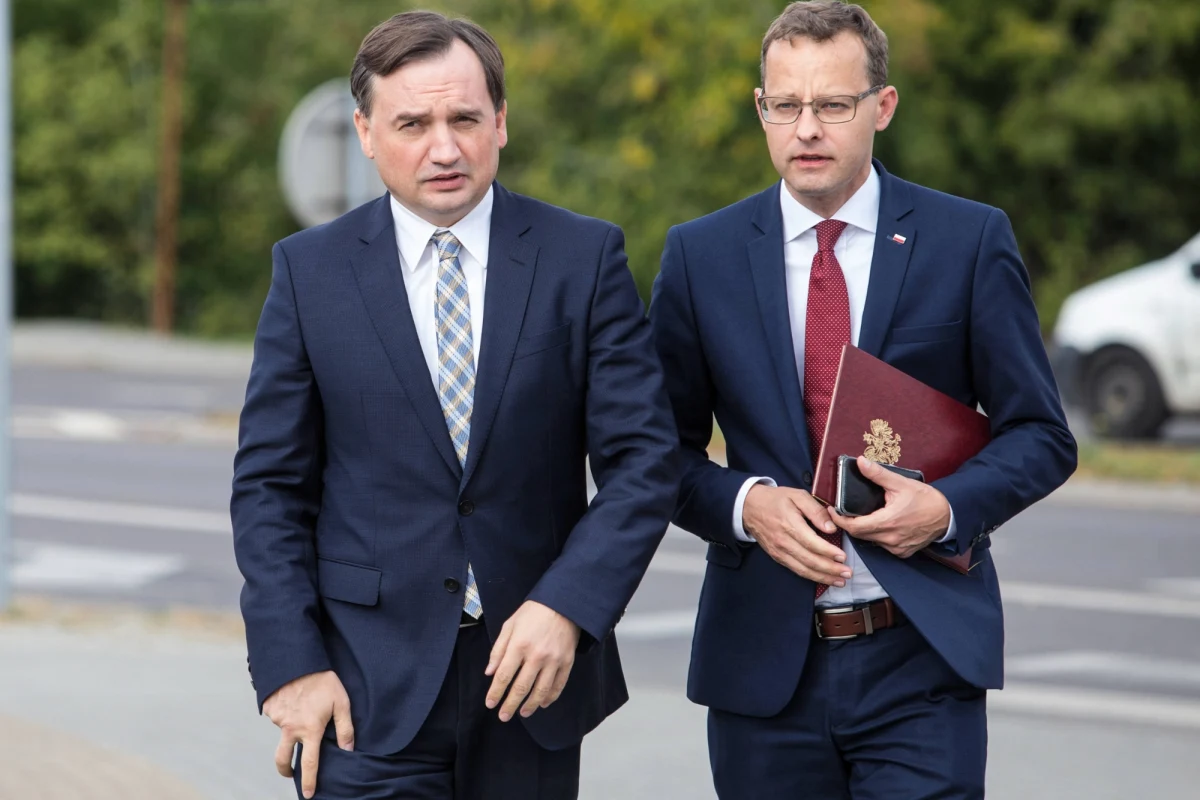 Marcin Romanowski nie przebywa już w mieszkaniu w Budapeszcie, które zajmował od półtora roku. Umowa najmu wygasła z końcem kwietnia; 1 maja mieszkanie było już puste i teraz czeka na nowego lokatora - powiedział przedstawiciel firmy wynajmującej lokal.