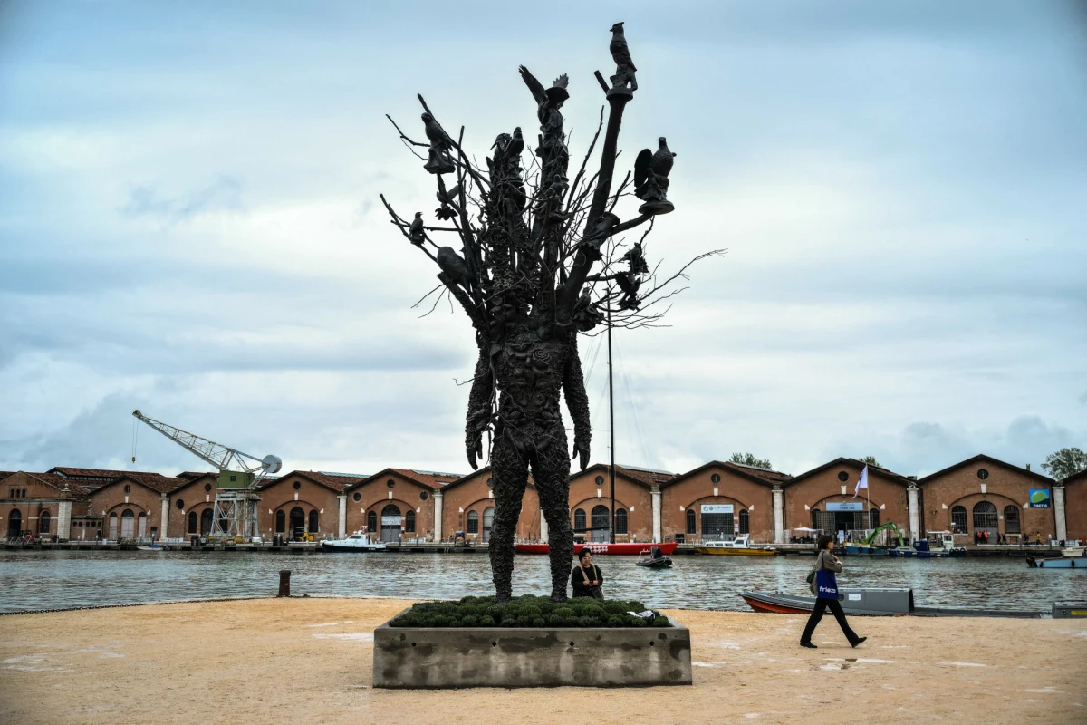 Biennale Sztuki w Wenecji, jedno z najważniejszych wydarzeń artystycznych świata, znalazło się w centrum międzynarodowego skandalu. Aż 81 artystów, w tym Polacy, zdecydowało się wycofać z konkursu o prestiżowe Lwy Zwiedzających. To gest solidarności z członkami jury, którzy zrezygnowali z udziału w proteście przeciwko obecności Rosji i Izraela na tegorocznej edycji. 