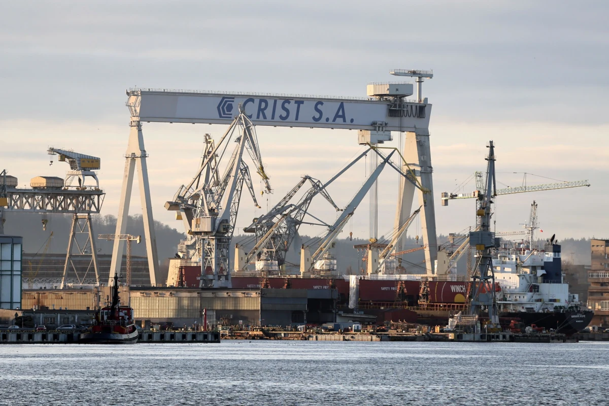 Bałtycki Terminal Zbożowy od dłuższego czasu pozostaje wyłączony z eksploatacji. Ostatnie przeładunki miały miejsce w czerwcu 2025 roku, jeszcze w trakcie obowiązywania umowy dzierżawy z poprzednim operatorem – spółką MONDRY. Obecnie jeden z czterech terminali przeładowujący zboże w gdyńskim porcie czeka na zawarcie nowej, długoterminowej umowy dzierżawy. Jak wyjaśnia RMF FM rzeczniczka prasowa Zarządu Morskiego Portu Gdynia Kalina Gierblińska, faktyczne uruchomienie terminala jest uzależnione od zakończenia postępowania przed Komisją Europejską dotyczącego zgody na koncentrację kapitału. 
