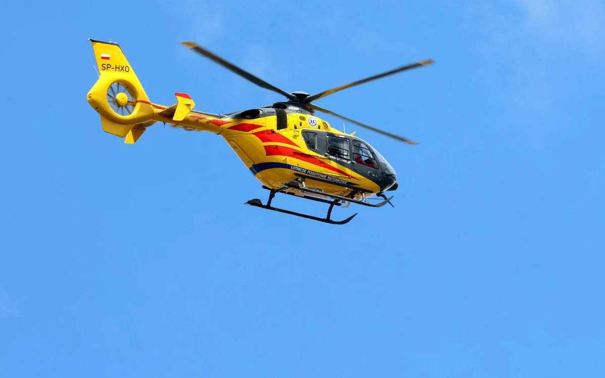 Podczas meczu Krajowej Ligi Żużlowej w Gnieźnie w Wielkopolsce - między Ultrapur Omegą i Śląskiem Świętochłowice - doszło dzisiaj do makabrycznego wypadku. Leon Szlegiel sczepił się motocyklem z maszyną Patryka Budniaka. Niespełna 19-letni Budniak dosłownie wyleciał w powietrze, uderzył z impetem w bandę, przez którą po sekundzie przeleciał, odbił się od trybun i spadł na dach busa, który stał za ogrodzeniem. Został przetransportowany helikopterem do szpitala. 