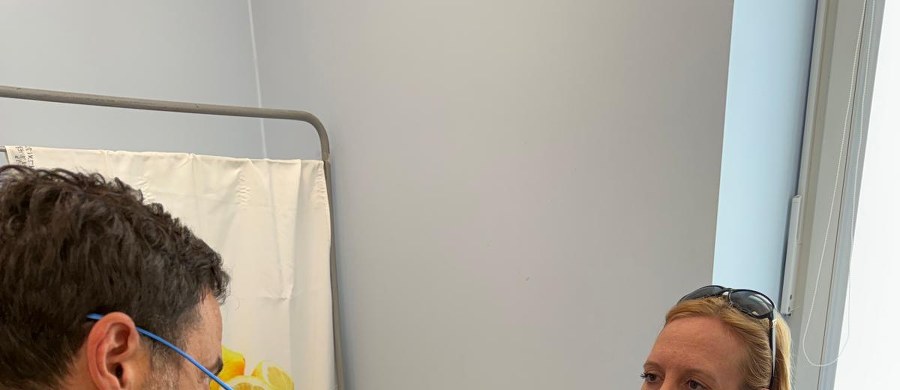 Nowotwory skóry są występują częściej niż inne nowotwory złośliwe, jak choćby rak: piersi, płuca czy jelita grubego – ostrzegają specjaliści. Liczba samych czerniaków w ostatnich dwóch dekadach podwoiła się. Wpływ na ich rozwój ma promieniowanie UV, które groźne jest o każdej porze roku – ale wiosną i latem szczególnie. 12 maja obchodzimy Europejski Dzień Waki z Czerniakiem – ta data przypomina nam, że od teraz będziemy mieli coraz więcej kontaktów ze słońcem, a wkrótce zaczynają się wakacje.