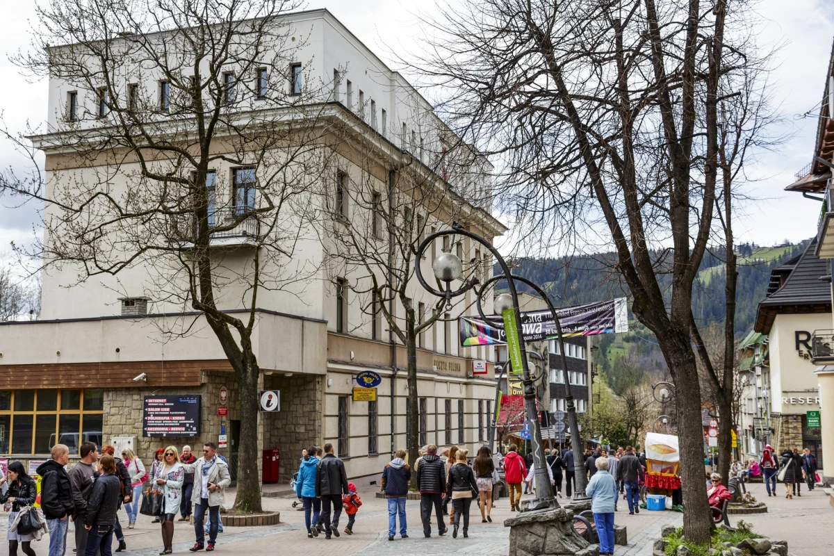 Jeden z najbardziej rozpoznawalnych budynków w centrum Zakopanego - gmach Poczty Polskiej przy Krupówkach - może już wkrótce zyskać zupełnie nowe funkcje. Spółka ogłosiła, że zamierza wynająć aż 91 pomieszczeń w historycznym obiekcie, otwierając się na działalność turystyczną, gastronomiczną czy hotelową. Placówka pocztowa pozostanie jednak na swoim miejscu.