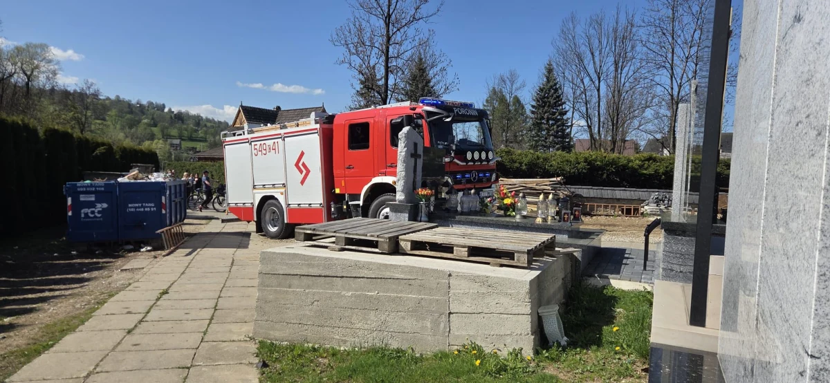 Do niebezpiecznego zdarzenia doszło w niedzielne popołudnie na cmentarzu w Poroninie (Małopolskie). Mężczyzna wpadł do grobowca po tym, jak pod jego ciężarem załamała się betonowa płyta. Na miejscu natychmiast pojawiły się służby ratunkowe, które przeprowadziły dramatyczną akcję ewakuacyjną.