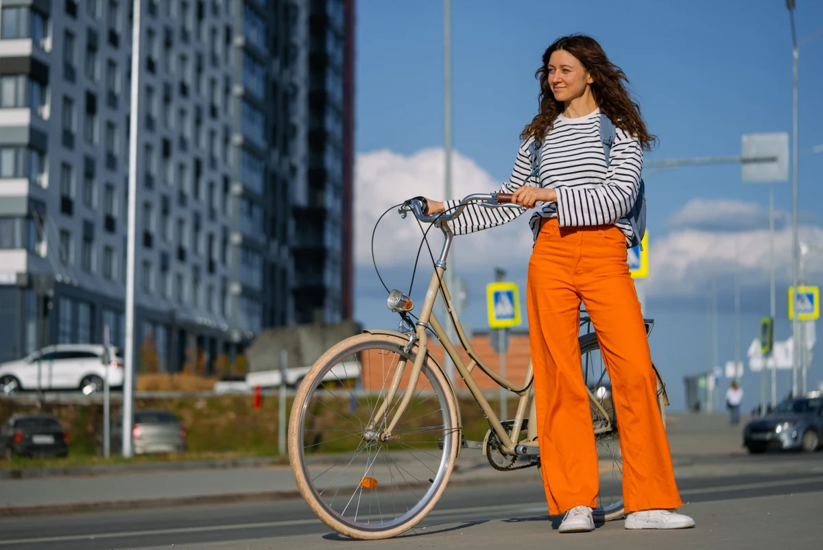 Wybór idealnego roweru do miasta nie jest łatwy, dlatego przygotowaliśmy zestawienie 5 rowerów miejskich, które łączą nie tylko wygodę ale i styl. To modele stworzone do codziennej jazdy po miejskich trasach, zapewniające komfortową podróż. Zapraszamy do lektury!
