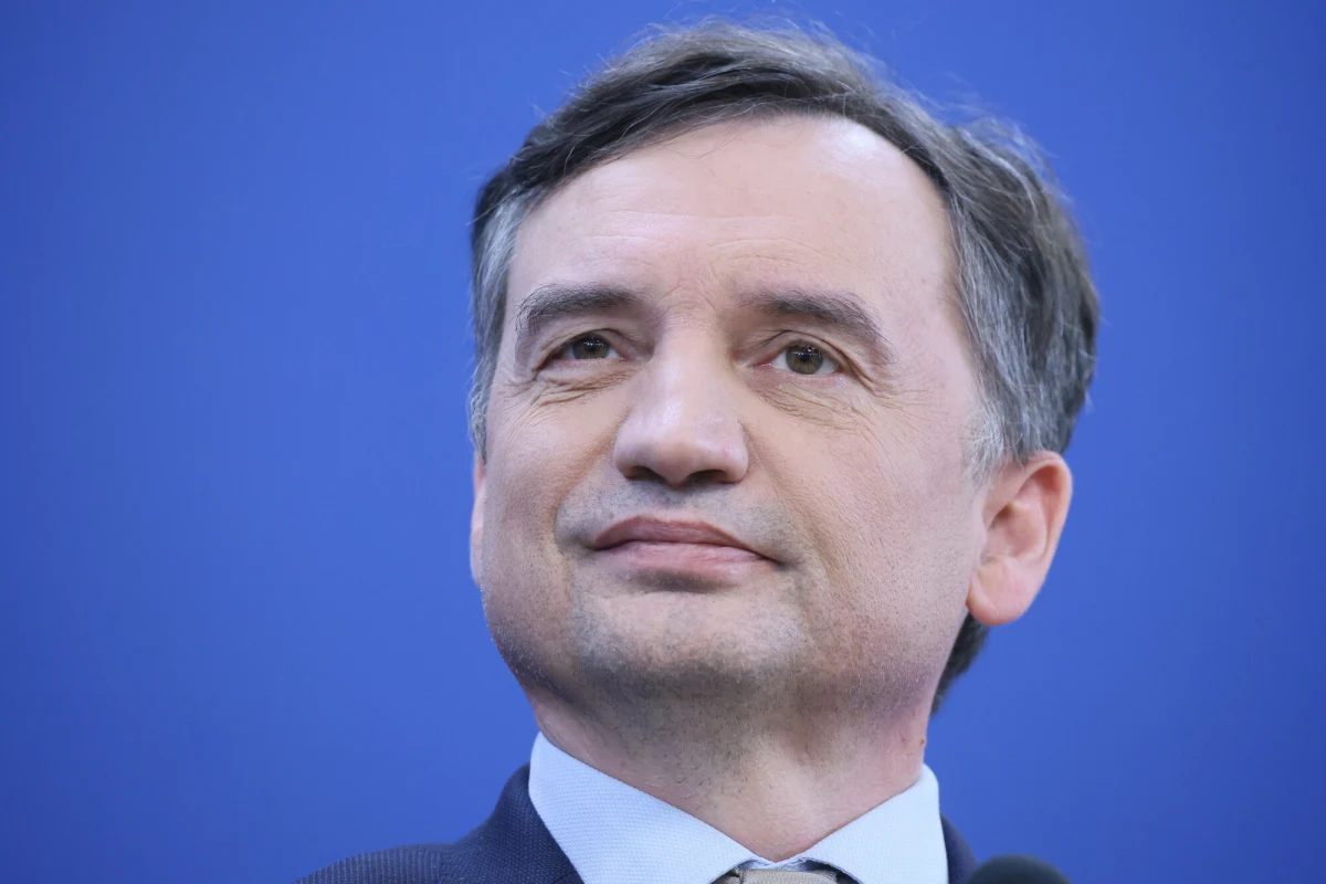 Wniosku o ekstradycję Zbigniewa Ziobry może w ogóle nie być - ustalił reporter RMF FM Krzysztof Zasada. Wczoraj były minister sprawiedliwości podejrzany w aferze Funduszu Sprawiedliwości przyznał, że wyjechał z Węgier i przebywa w Stanach Zjednoczonych. Prokuratura Krajowa ustala teraz, czy ktoś pomógł Ziobrze w "ucieczce oraz uniknięciu odpowiedzialności karnej".
