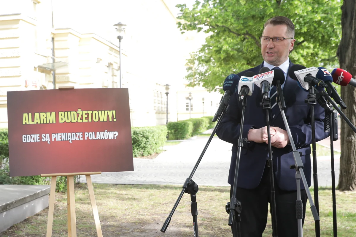 Politycy PiS rozpoczęli w poniedziałek kontrole poselskie w trzech kluczowych spółkach Skarbu Państwa: Orlenie, Grupie Azoty i Jastrzębskiej Spółce Węglowej. Wiceprezes partii Przemysław Czarnek przekonywał, że firmy odpowiadające za bezpieczeństwo energetyczne i gospodarcze państwa notują ogromne straty, a obecna sytuacja jest – jego zdaniem – dowodem nieudolności rządu.
