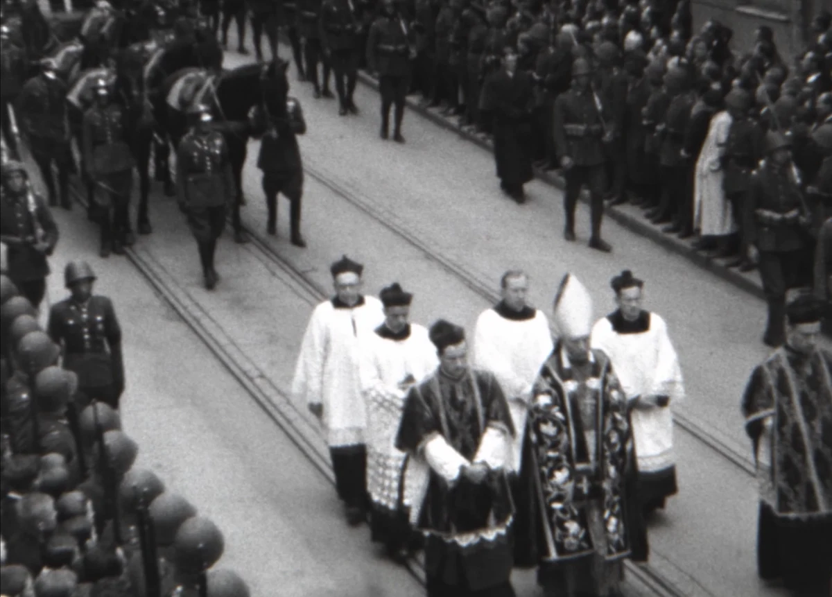 To niesamowita informacja dla miłośników historii. Po 91 latach światło dzienne ujrzał nieznany dotąd film z pogrzebu marszałka Józefa Piłsudskiego. Unikatowe nagranie trafiło do Narodowego Archiwum Cyfrowego.