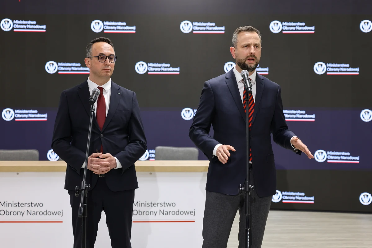 MON i PKP Cargo podpisały w poniedziałek porozumienie dotyczące kolejowego transportu wojskowego, w tym m.in. dbania o ważne dla obronności linie kolejne czy zapasy taboru. "To zabezpieczenie nie tylko na wypadek konfliktu, ale też m.in. dla ćwiczeń" - powiedział minister Władysław Kosiniak-Kamysz.