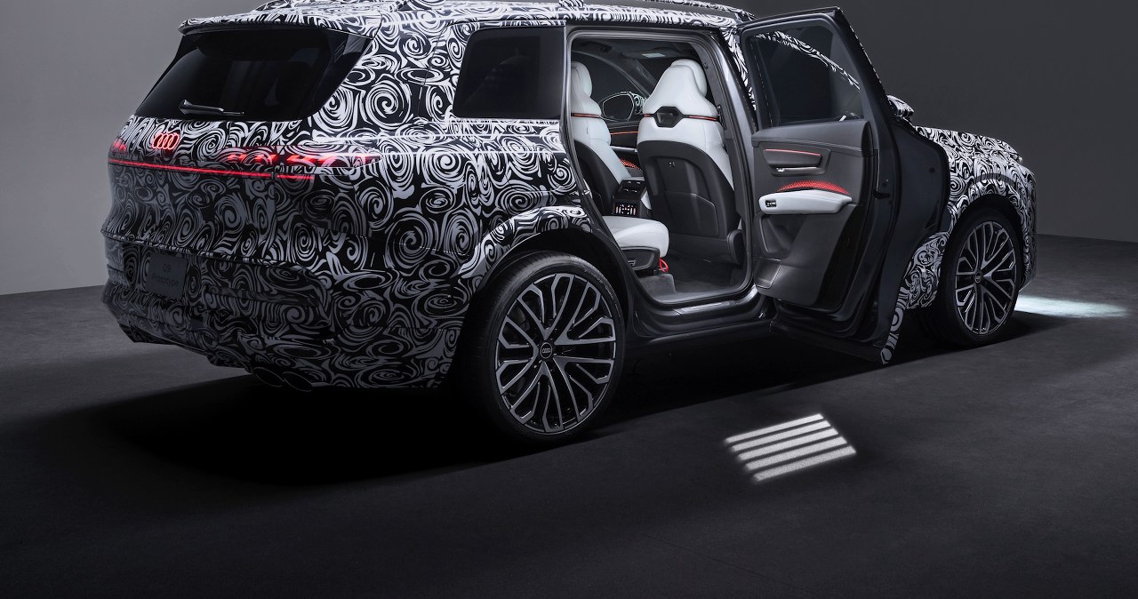 Audi Q9 nadjeżdża. Ma elektryczne drzwi i potężny, podświetlany szyberdach