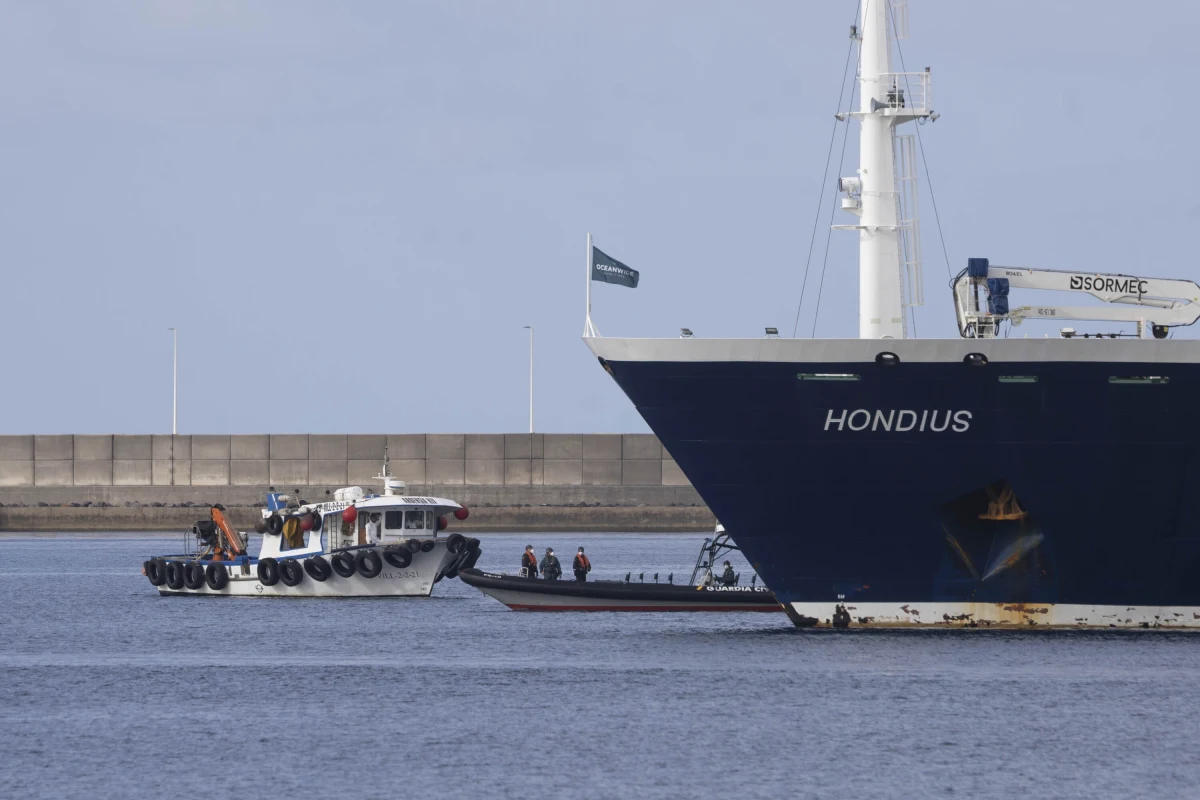 Pływający pod holenderską banderą statek wycieczkowy MV Hondius, na którego pokładzie wykryto ognisko hantawirusa, przybył w niedzielę na Teneryfę. Według ostatnich informacji kapitan statku, który jest Polakiem, jest w dobrej formie i będzie nadal dowodził statkiem. Obywatel Polski objęty nadzorem sanitarnym z powodu hantawirusa również ma się dobrze i nie ma objawów choroby.