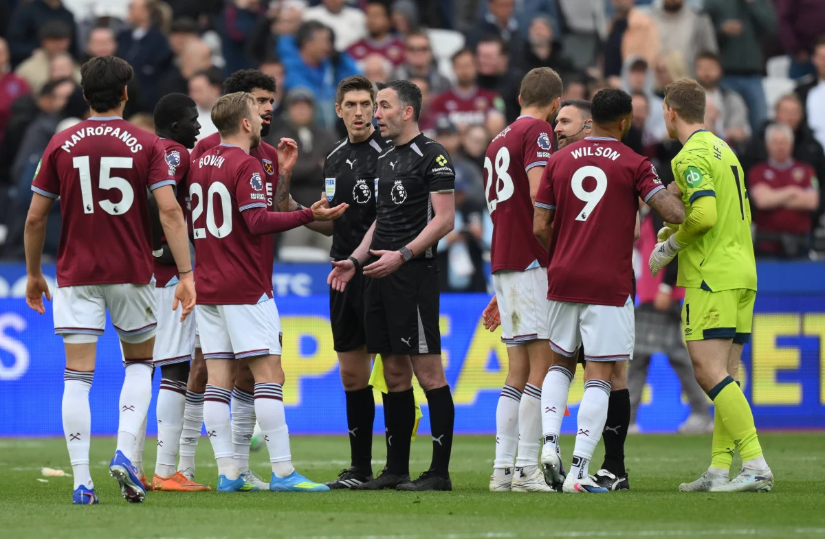 Klub West Ham United domaga się wyjaśnień, m.in. upublicznienia zapisu rozmowy między sędzią VAR a głównym, która doprowadziła do anulowania bramki dla tej drużyny tuż przed końcem niedzielnego meczu ligowego z Arsenalem (0:1). Decyzja ta może mieć kluczowe znaczenie w ostatecznym układzie tabeli: zwiększyła znacznie szanse Arsenalu na mistrzostwo Anglii i mocno utrudniła obronę West Ham przed spadkiem z elity.