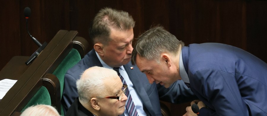 Sprawa wyjazdu Zbigniewa Ziobry do Stanów Zjednoczonych może stać się poważnym problemem nie tylko dla Prawa i Sprawiedliwości, ale również dla rządu – uważa politolog z Uniwersytetu Warszawskiego prof. Bartłomiej Biskup. W Poranku Radia RMF24 ekspert ocenił, że sprawa będzie „niewygodna dla wszystkich stron”. Dla PiS-u lepiej byłoby zdystansować się od Ziobry niż budować wokół niego kampanijną narrację - ocenił ekspert.