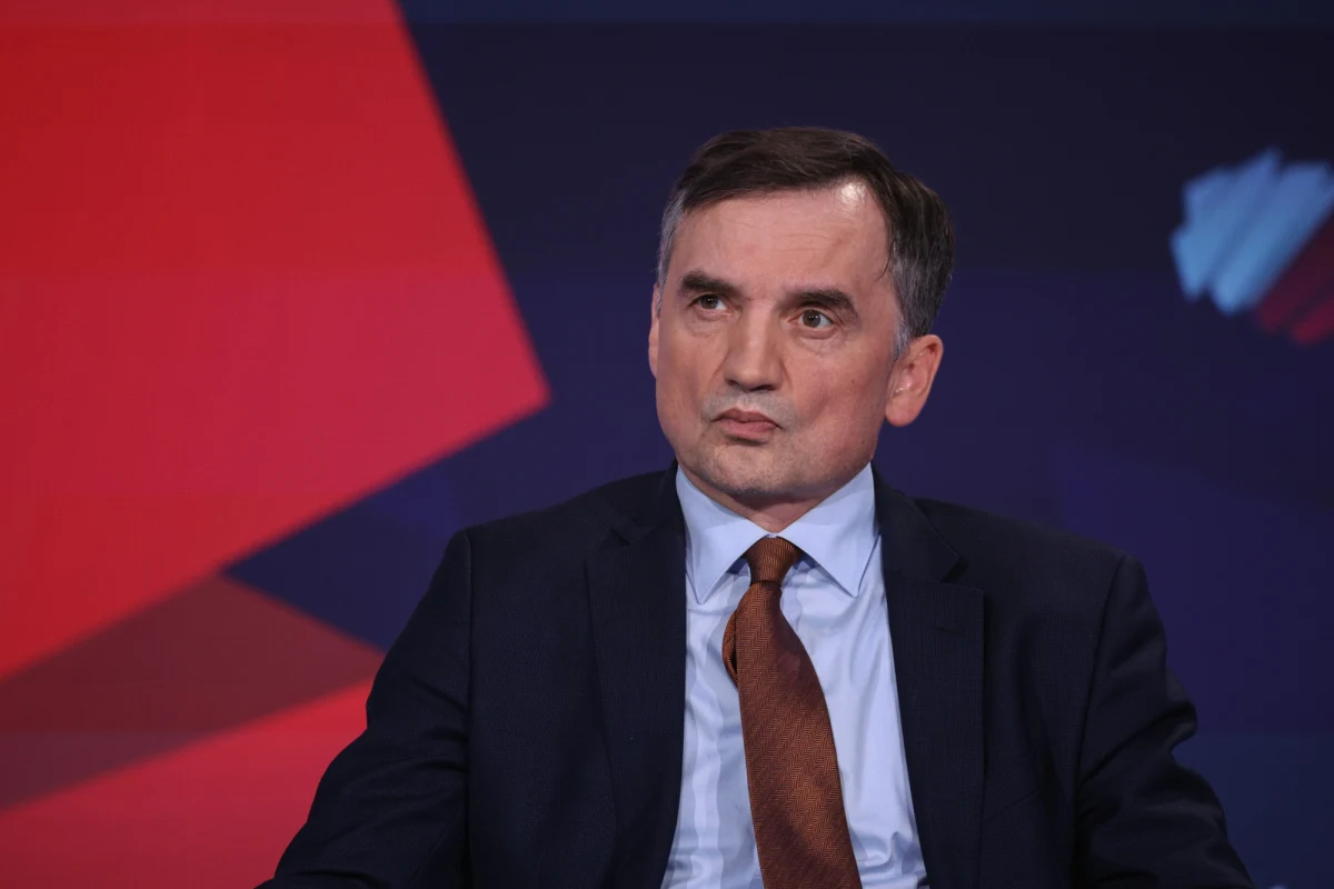 "Zbigniew Ziobro nie jest osobą poszukiwaną międzynarodowo. Ani wczoraj nie był poszukiwany, ani dzisiaj nie jest poszukiwany" - tłumaczył na konferencji prasowej prok. Przemysław Nowak, rzecznik Prokuratury Krajowej. Wniosek prokuratora o wydanie ENA do dnia dzisiejszego nie został rozpoznany - dodał rzecznik. Według niego jest jednak bardzo prawdopodobne, że Ziobro wróci do Europy "i prokuratura musimy być na to przygotowana".