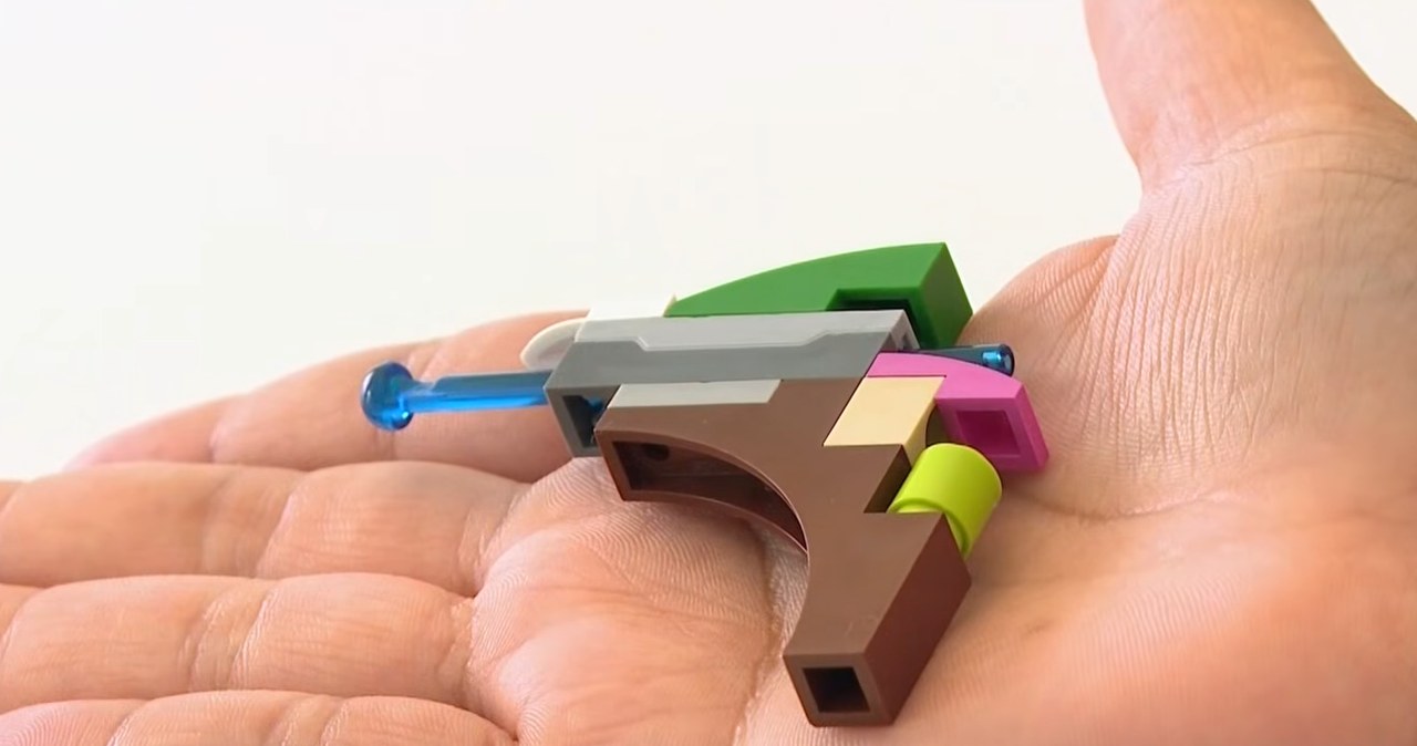 8-latek przyniósł do szkoły ten gadżet zbudowany z Lego. Oto, co go spotkało