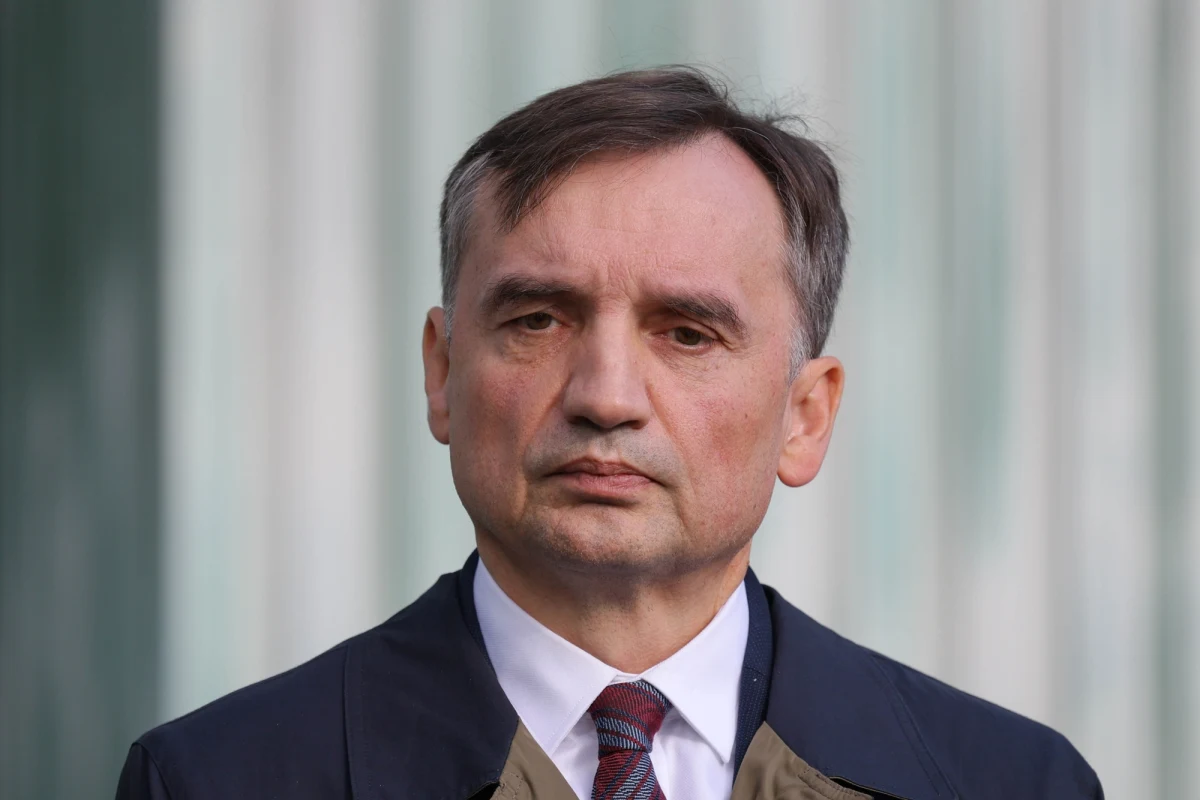 Były minister sprawiedliwości Zbigniew Ziobro znalazł się w Stanach Zjednoczonych, ale wciąż nie wiadomo, w jakim trybie przekroczył amerykańską granicę. Departament Stanu USA odmawia udzielenia informacji, powołując się na poufność danych wizowych. 