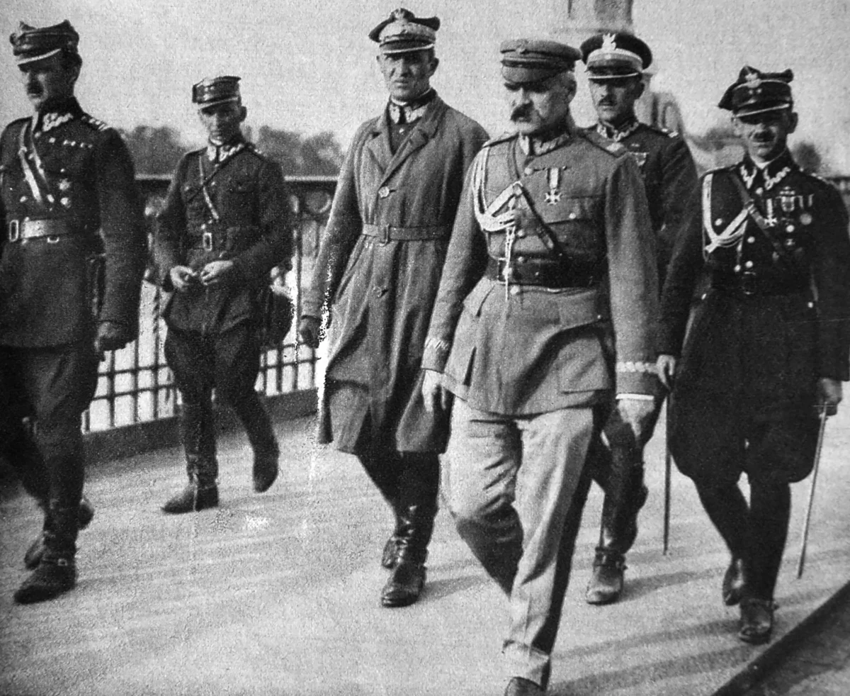 12 maja 1926 roku rozpoczął się zamach majowy - dramatyczny przewrót wojskowy, który na zawsze odmienił losy II Rzeczypospolitej. Józef Piłsudski, wspierany przez wierne mu oddziały, wystąpił przeciwko rządowi Wincentego Witosa. Przez trzy dni Warszawa była areną krwawych walk, które doprowadziły do obalenia legalnych władz, ustąpienia prezydenta i zmiany systemu politycznego w Polsce.