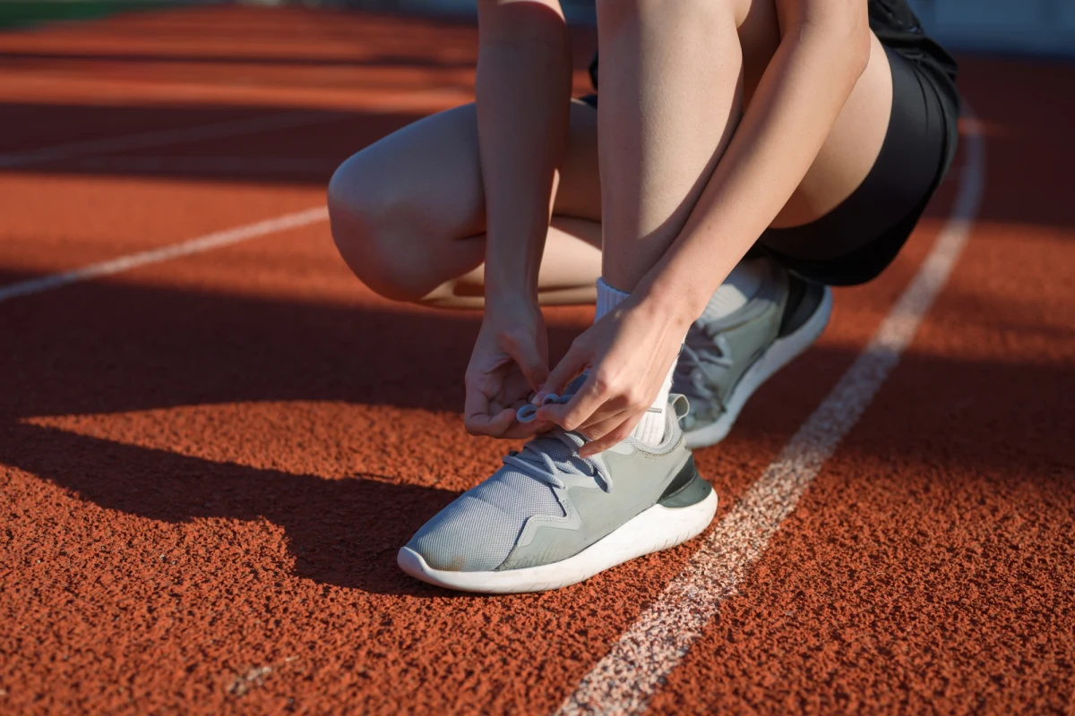 Warmińsko-Mazurski Związek Lekkiej Atletyki padł ofiarą kradzieży, która może na długo sparaliżować organizację zawodów biegowych w regionie. Złodzieje ukradli specjalistyczny sprzęt do pomiaru czasu, niezbędny do przeprowadzenia profesjonalnych zawodów. Straty sięgają 80 tysięcy złotych, a najbardziej poszkodowane są dzieci i młodzież, które walczyły o sportowe marzenia.