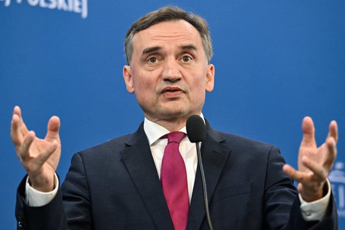 Były minister sprawiedliwości Zbigniew Ziobro przebywa w Stanach Zjednoczonych i deklaruje, że nie uciekł z Polski. Jego wyjazd wywołał burzę wśród polityków Prawa i Sprawiedliwości, dzieląc partię na zwolenników i przeciwników byłego szefa resortu sprawiedliwości. W tle sprawy toczy się śledztwo dotyczące Funduszu Sprawiedliwości, a prokuratura bada, czy Ziobrze ktoś pomagał w opuszczeniu kraju.
