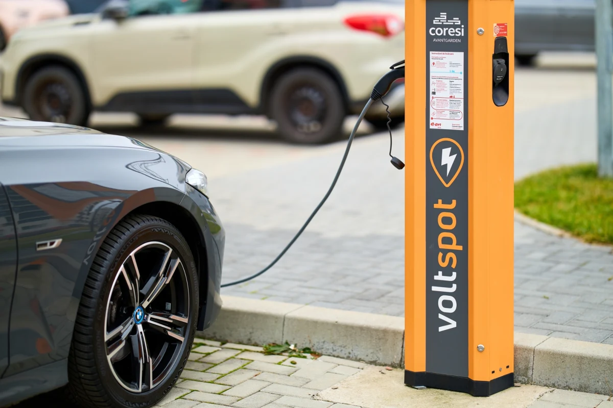Szwedzka firma Garo, producent stacji do ładowania samochodów elektrycznych, ogłosiła decyzję o przeniesieniu swojego zakładu ze Szczecina do Szwecji. Powodem są rosnące koszty działalności w Polsce, w tym wyższe wynagrodzenia oraz zmiany w strukturze produkcji. Decyzja dotknie około 80 pracowników.