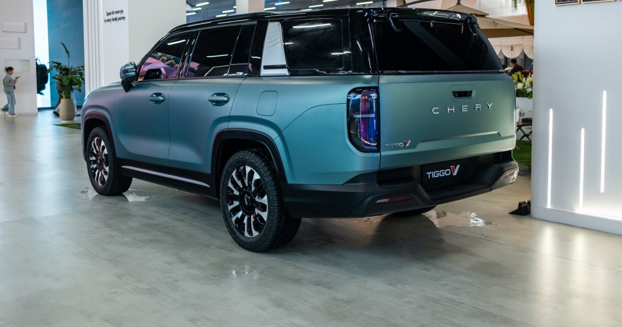 Chery Tiggo V to SUV, van i pick-up w jednym. Pod maską "superhybryda"