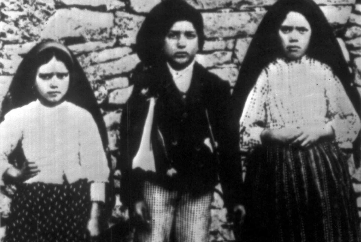 13 maja 1917 roku troje dzieci z portugalskiej wioski Fatima doświadczyło niezwykłych objawień, które na zawsze odmieniły historię Kościoła katolickiego i stały się jednym z najbardziej dyskutowanych wydarzeń religijnych XX wieku. Przez pół roku Matka Boża miała ukazywać się pastuszkom, pozostawiając przesłanie modlitwy, pokuty i nawrócenia, a także trzy tajemnicze proroctwa, które do dziś budzą emocje oraz liczne kontrowersje.