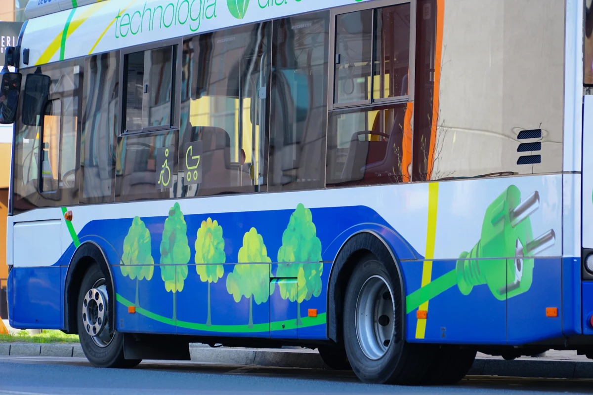 Od soboty, 16 maja, mieszkańcy północnych dzielnic Krakowa będą mogli korzystać z nowej linii autobusowej nr 150. Połączenie zapewni szybki i wygodny dojazd z pętli „Krowodrza Górka P+R” do rejonu Bronowic Wielkich, obejmując przy tym tereny dotychczas słabiej skomunikowane.