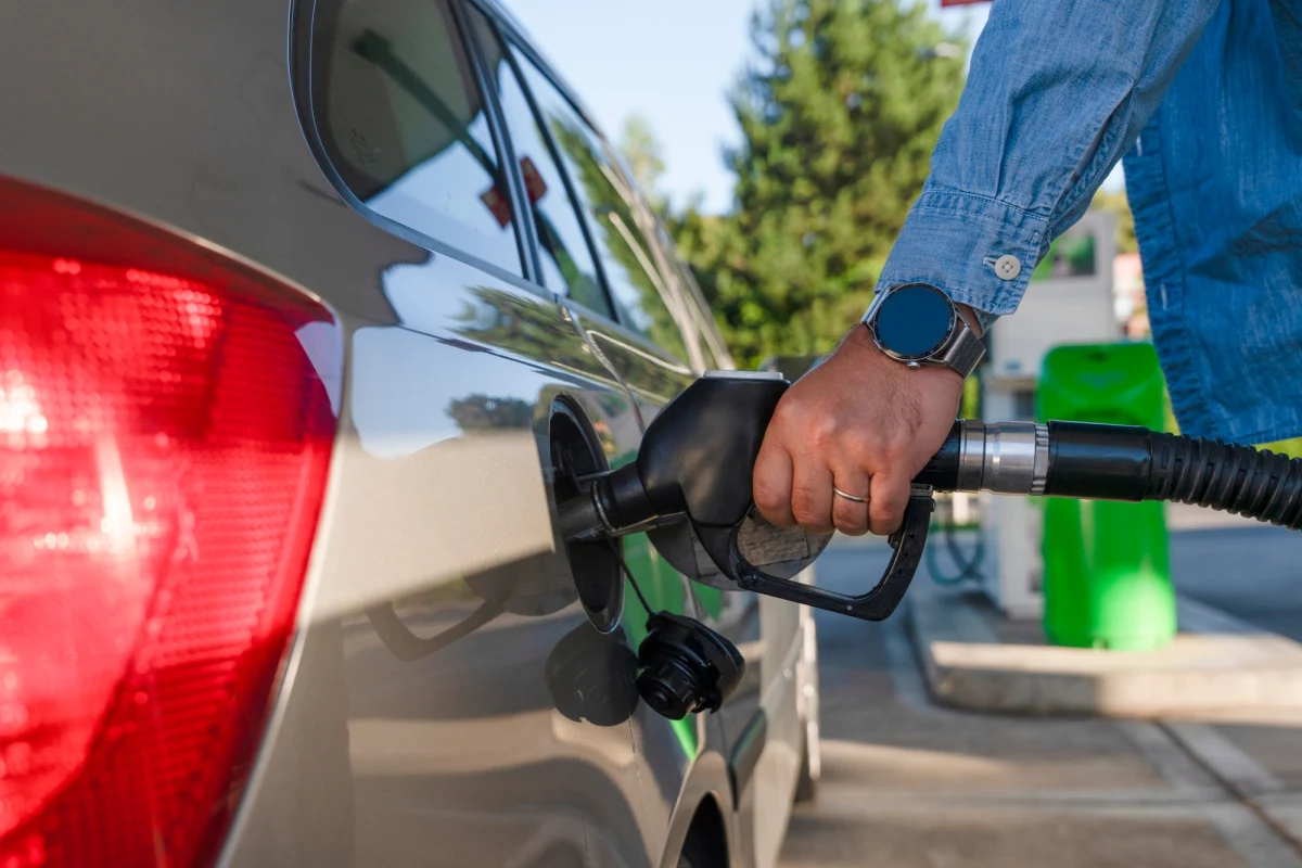 Od środy 13 maja 2026 r. obowiązywać będą nowe maksymalne ceny paliw. Zgodnie z wtorkowym obwieszczeniem Ministerstwa Energii, litr benzyny 95 nie będzie mógł kosztować więcej niż 6,28 zł, benzyny 98 - 6,87 zł, a oleju napędowego - 6,84 zł.