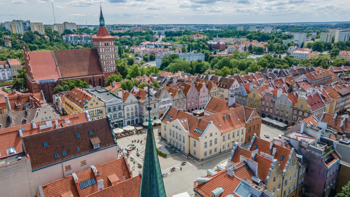 Ponad 6 tysięcy mieszkańców Olsztyna zgłosiło się do pierwszej w historii miasta loterii podatkowej. Inicjatywa ma na celu zachęcenie mieszkańców do rozliczania podatku dochodowego właśnie w Olsztynie. Zainteresowanie przerosło oczekiwania organizatorów, a na uczestników czekają atrakcyjne nagrody o łącznej wartości 80 tysięcy złotych.