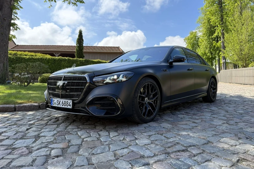 Mercedes klasy S ma podgrzewane pasy, ale tylko z przodu. To nie wpadka