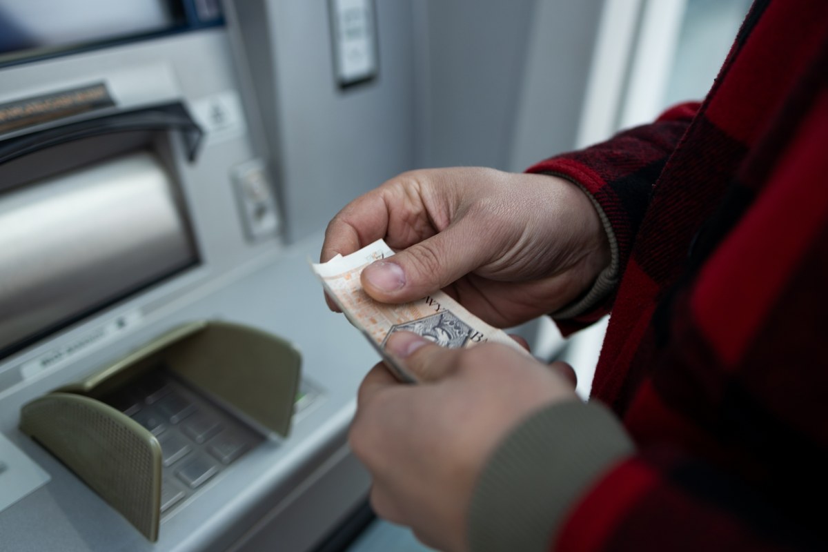 Wpłaty na konto pod lupą fiskusa. Kiedy bank zawiadomi urząd skarbowy?