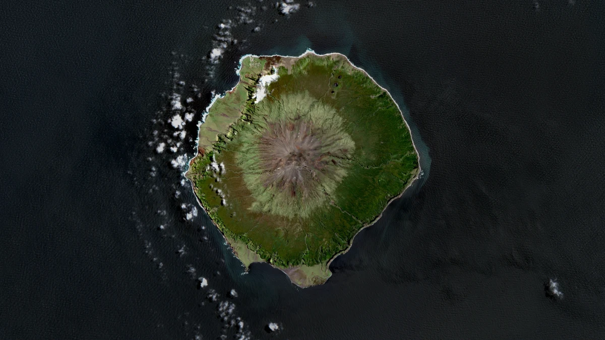 Położona na środku południowego Atlantyku wyspa Tristan da Cunha jest domem dla zaledwie 250 osób. Odizolowana od reszty świata, funkcjonuje według własnych zasad, opierając się na tradycyjnym rybołówstwie, rolnictwie i wspólnotowej własności ziemi. Jak wygląda codzienne życie na tej niezwykłej wyspie i co sprawia, że jej mieszkańcy pozostają tu od pokoleń?