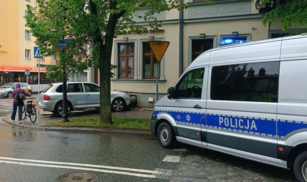 Wjechał Porsche w budynek w centrum miasta. Groźna sytuacja w Rzeszowie