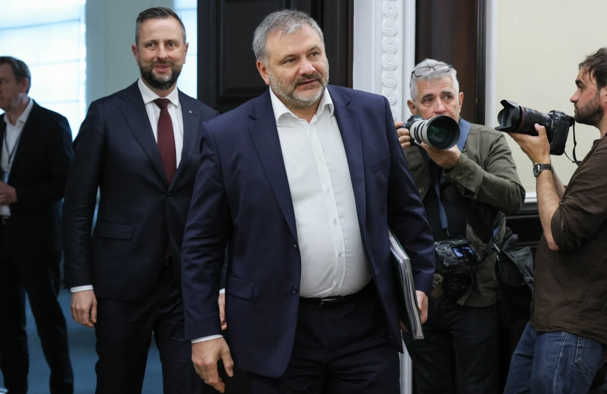 Trybunał Konstytucyjny orzekł, że przepis nakładający na prezydenta obowiązek odebrania ślubowania od sędziów wybranych przez Sejm jest niezgodny z konstytucją. Decyzja ta wywołała falę komentarzy i pogłębiła trwający od miesięcy kryzys wokół obsady sędziowskiej w TK. "Polityczna ustawka z udziałem dublerów, czyli nie ma orzeczenia" — tak szef resortu sprawiedliwości Waldemar Żurek skomentował wtorkową decyzję TK.