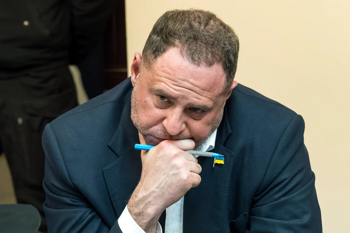 Ukraińska Specjalna Prokuratura Antykorupcyjna (SAP) oceniła, że istnieje ryzyko, iż podejrzany o pranie brudnych pieniędzy były szef Biura Prezydenta Andrij Jermak może spróbować uciec za granicę. Według SAP ma on cztery paszporty dyplomatyczne i odpowiednie środki. Niezależny analityk ds. Ukrainy Jakub Ber, komentując w Radiu RMF24 tę sprawę, stwierdził, że sprawa byłego doradcy Wołodymyra Zełenskiego to jeden z największych skandali politycznych w historii niepodległej Ukrainy.