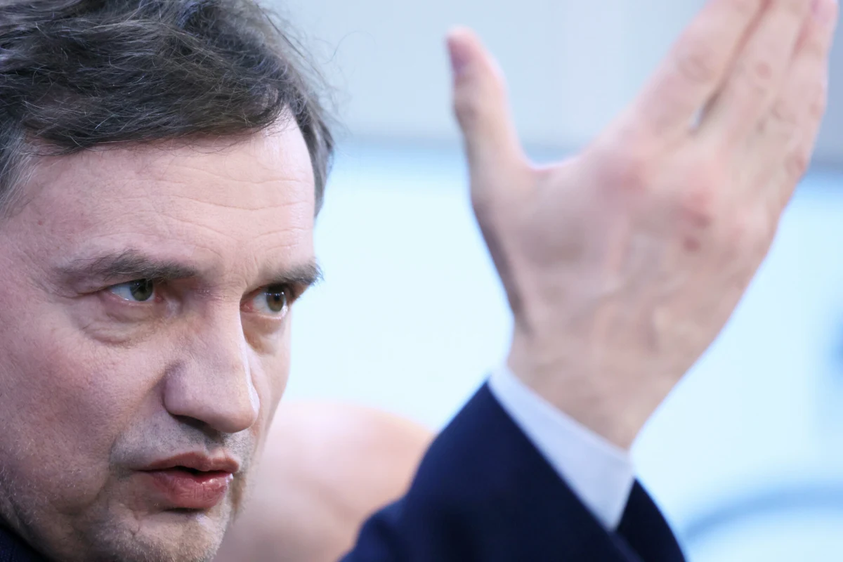 Były minister sprawiedliwości Zbigniew Ziobro przebywa obecnie w Waszyngtonie, gdzie - jak sam podkreśla - zamierza aktywnie oddziaływać na amerykańską Polonię. Ziobro, poszukiwany w związku z zarzutami dotyczącymi Funduszu Sprawiedliwości, został komentatorem Telewizji Republika. Polskie władze domagają się wyjaśnień w sprawie jego pobytu w USA.