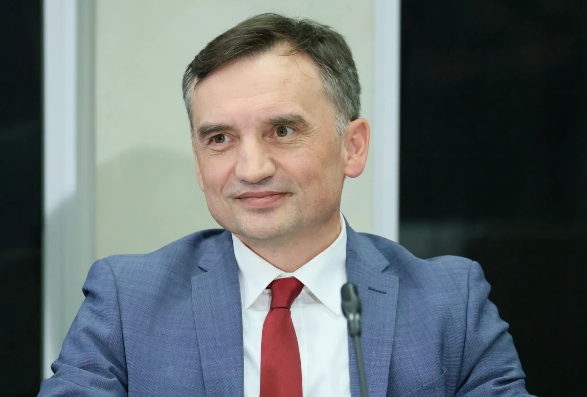 Były minister sprawiedliwości Zbigniew Ziobro przebywa obecnie w Waszyngtonie, gdzie - jak sam podkreśla - zamierza aktywnie oddziaływać na amerykańską Polonię. Ziobro, poszukiwany w związku z zarzutami dotyczącymi Funduszu Sprawiedliwości, został komentatorem Telewizji Republika. Polskie władze domagają się wyjaśnień w sprawie jego pobytu w USA.