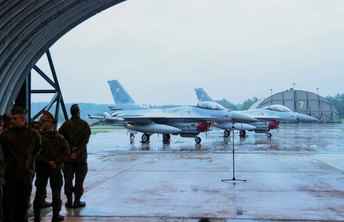 Pod koniec maja z USA do Polski dotrą pierwsze myśliwce F-35. "32. Baza Lotnictwa Taktycznego w Łasku jest gotowa na przylot myśliwców, które rozpoczną służbę w polskich siłach powietrznych" - zapewnia dowódca Bazy płk pil. Krzysztof Duda, dodając, że jest to generacyjna zmiana. W bazie w Łasku ma stacjonować pierwsza eskadra składająca się z 16 z 32 zamówionych F-35. Otrzymają nazwę Husarz.