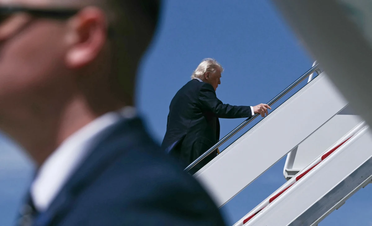 Prezydent USA Donald Trump w środę rozpoczyna trzydniową wizytę w Chinach. Polityk zabiera ze sobą ścisłą elitę amerykańskiego biznesu i nowych technologii. W oficjalnej delegacji, która udaje się do Pekinu na spotkanie z przywódcą Chin Xi Jinpingiem, znaleźli się m.in. szef Apple Tim Cook, właściciel Tesli i SpaceX Elon Musk oraz prezes BlackRock Larry Fink. Łącznie Trumpowi towarzyszy 17 najważniejszych menedżerów z USA.