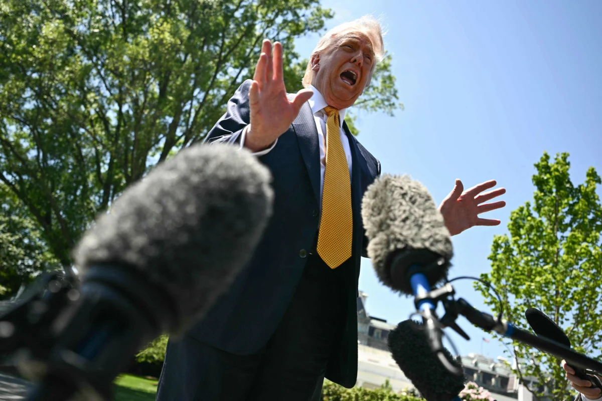 Prezydent USA Donald Trump obraził dziennikarkę, nazywając ją "głupią osobą". To pokłosie pytania o powód podwojenia kosztu budowy nowej sali balowej w Białym Domu - wzrosły one bowiem z 200 do 400 milionów dolarów. Trump tłumaczy to większą powierzchnią sali. Ma ona pomieścić ok. tysiąca osób. Trump powiedział też, że nie przejmuje się sytuacją finansową Amerykanów.