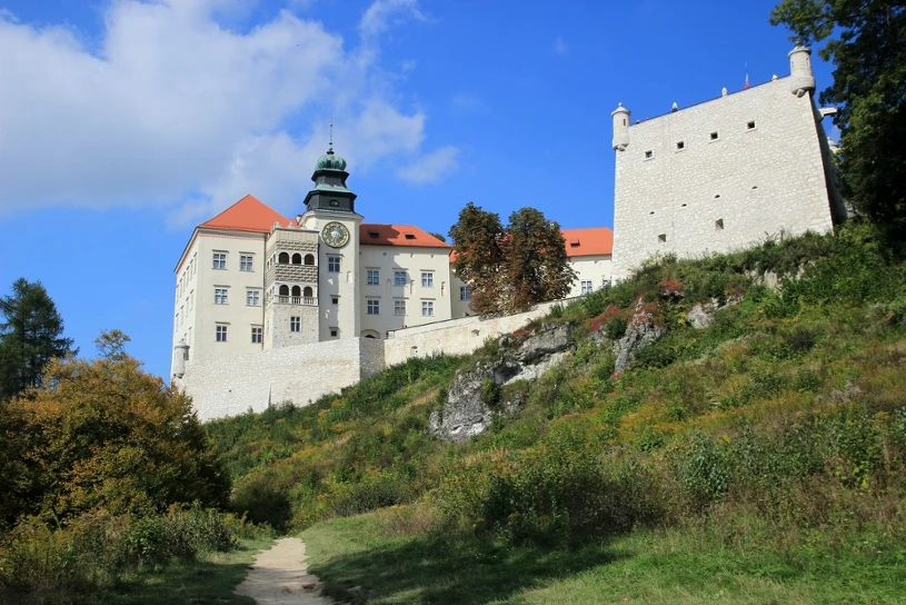 Niemal każdy widział ten polski zamek. Kręcono w nim kultowe filmy
