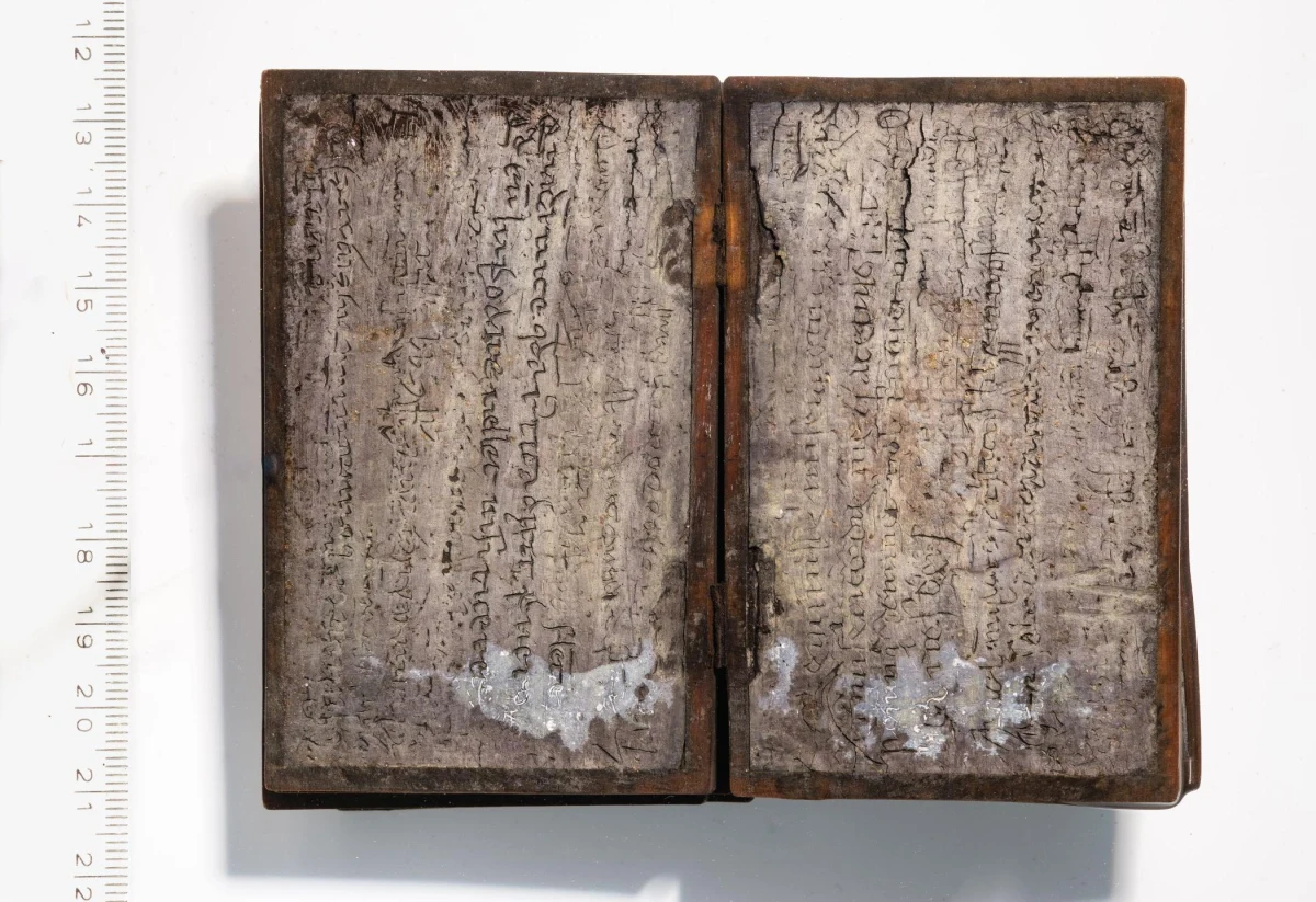 Podczas prac budowlanych w centrum niemieckiego Paderborn archeolodzy natrafili na unikatowy notes z XIII–XIV wieku, doskonale zachowany w średniowiecznej latrynie. To pierwsze tego typu odkrycie w Nadrenii Północnej-Westfalii. Eksperci liczą, że rękopis rzuci nowe światło na życie codzienne i działalność kupiecką w średniowiecznej Westfalii.