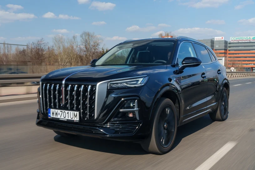 Hongqi HS5 ma paszczę chińskiego smoka i pali, jak smok. Ale ma też atuty
