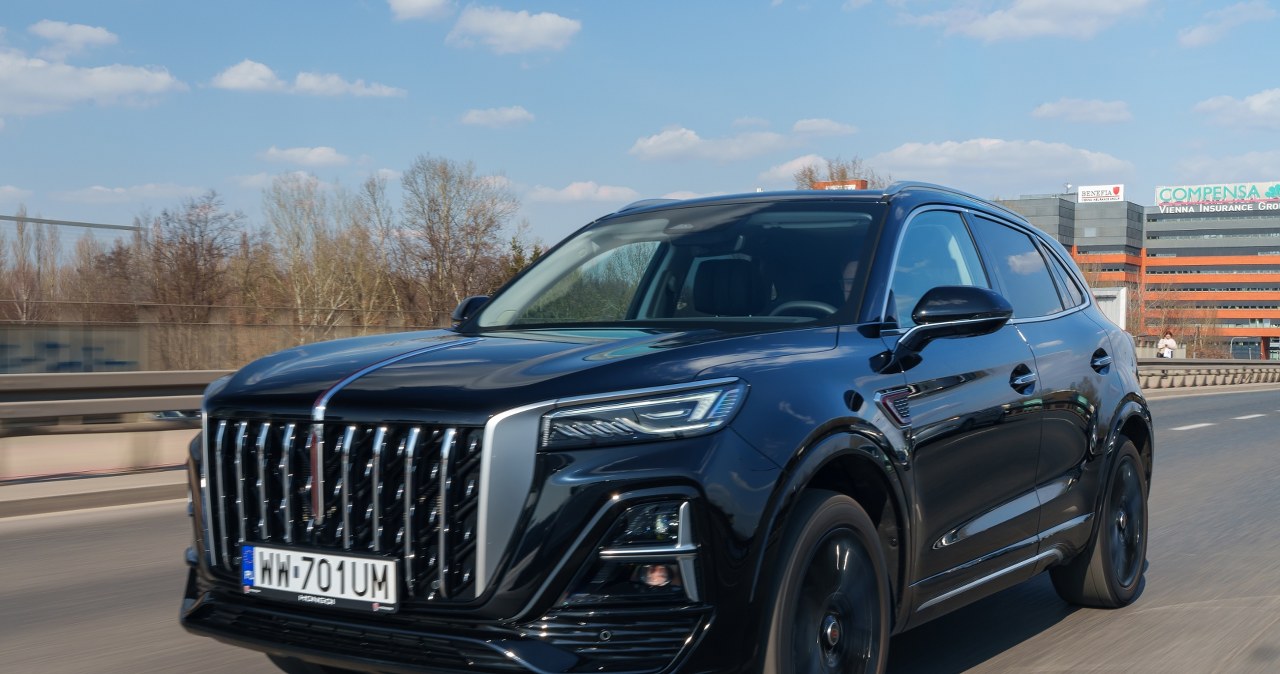 Hongqi HS5 ma paszczę chińskiego smoka i pali, jak smok. Ale ma też atuty
