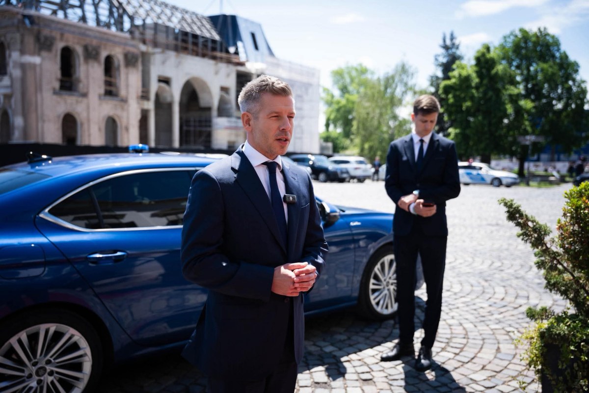 Zamiast rezydencji - Buda, zamiast BMW - Skoda. Symboliczne decyzje Magyara