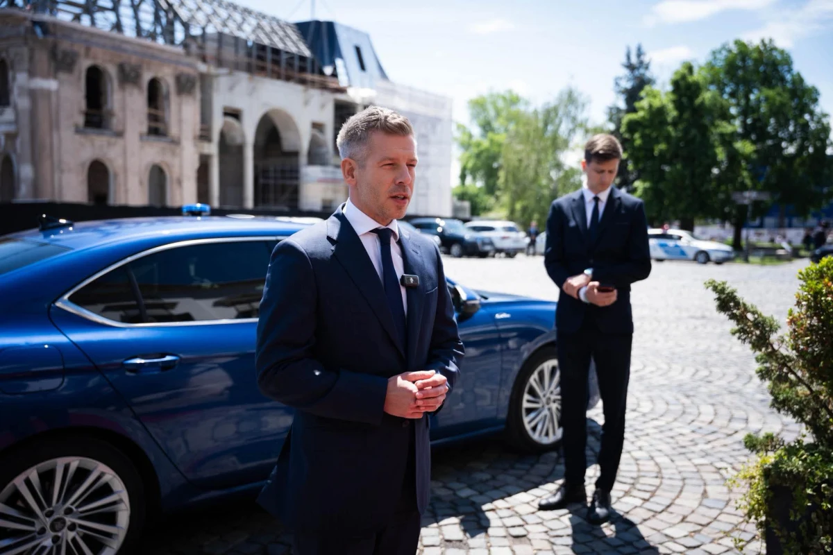 Peter Magyar zdecydował, że nie zamieszka w rezydencji szefa rządu, z której korzystał Viktor Orban. Nowy węgierski premier zapewnił też, że nie będzie korzystał z luksusowej limuzyny, którą podróżował jego poprzednik. 
